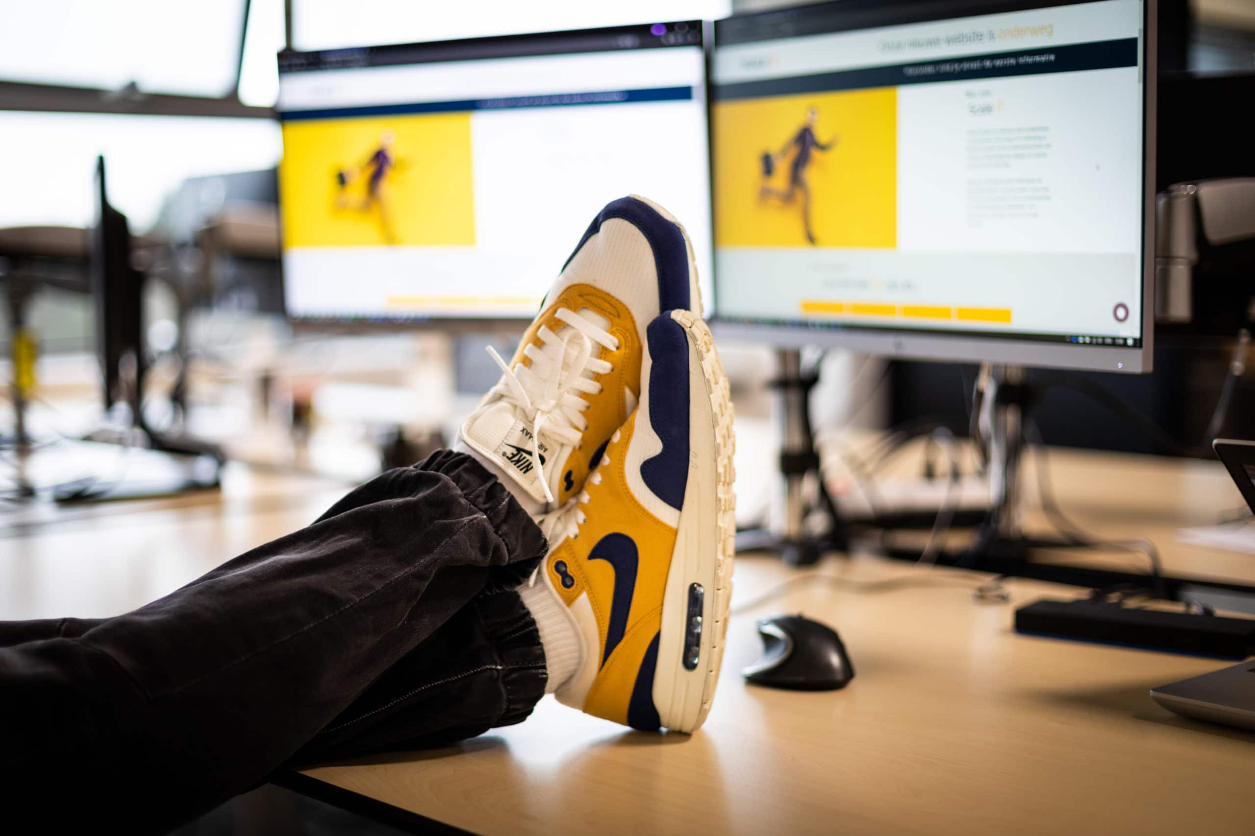 Schoenen op bureau